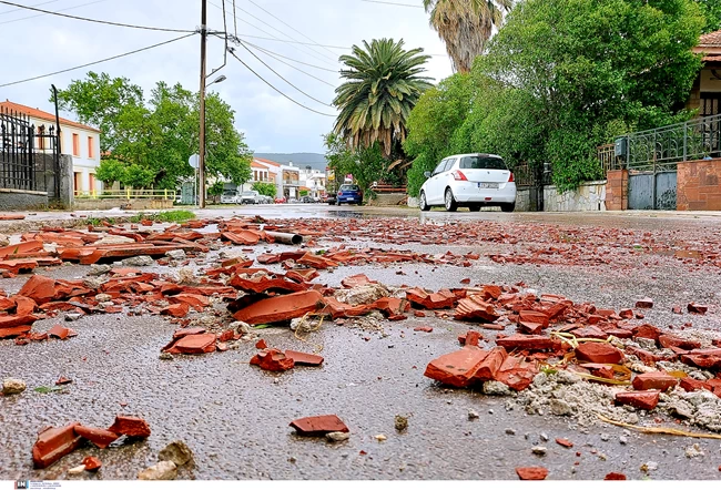Λέσβος - Σε κλοιό κακοκαιρίας: Ζημιές σε σπίτια και αυτοκίνητα, κλειστά τα σχολεία