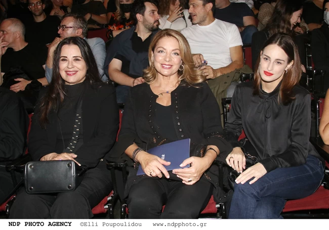 Άντζελα Γκερέκου - Μαρία Βοσκοπούλου: Κομψές στο θέατρο με total black - Τα τρουκς της μαμάς και ο φιόγκος της κόρης