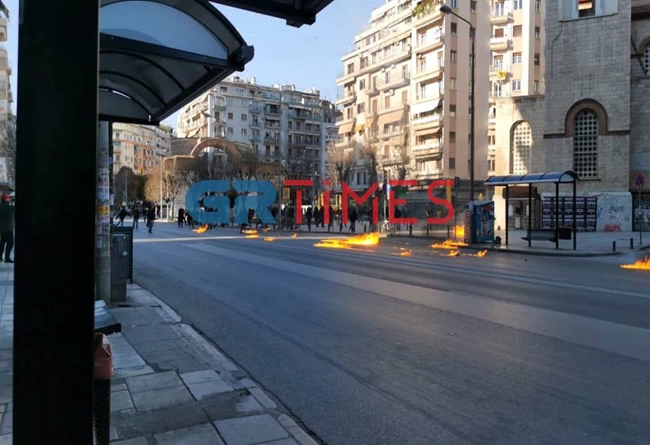 Θεσσαλονίκη: Επεισόδια με μολότοφ μετά το τέλος της πορείας για την κατάληψη στο ΑΠΘ - Τουλάχιστον 20 προσαγωγές [Εικόνες - βίντεο]