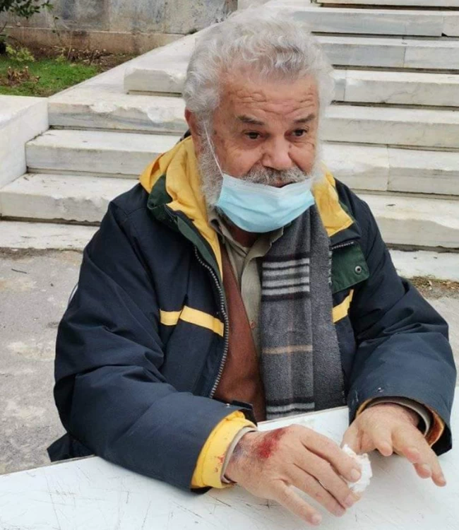 Χτύπησαν και τον αντιστασιακό Νίκο Μανιό του ΣΥΡΙΖΑ έξω από το Πολυτεχνείο [εικόνες]