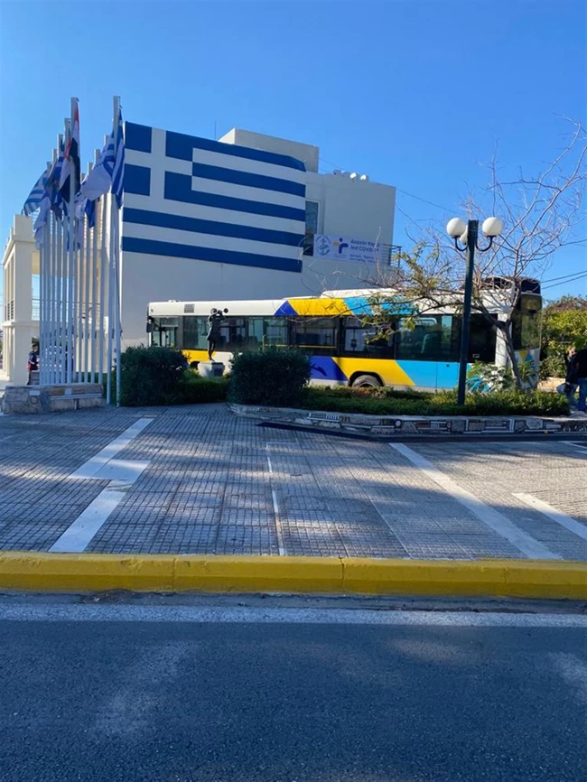 Τροχαίο στη Γλυφάδα: Λεωφορείο κατέληξε στο προαύλιο του παλιού δημαρχείου - Διαλύθηκε ΙΧ [εικόνες]