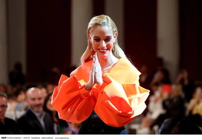 Η Δούκισσα Νομικού και η μητέρα της Ούρσουλα σε μια συγκινητική στιγμή στην AXDW