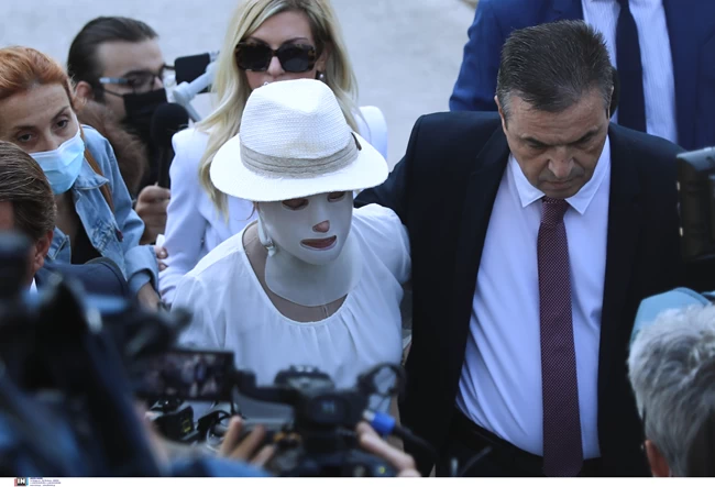 Επίθεση με βιτριόλι: Στο δικαστήριο η Ιωάννα - Συγκλονιστική εμφάνιση με τη μάσκα στο πρόσωπο [εικόνες - βίντεο]