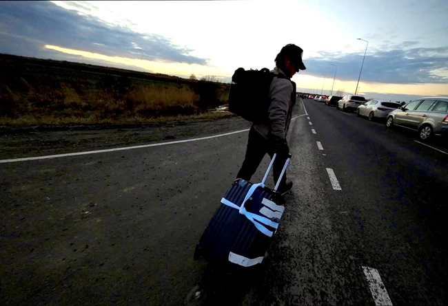 Ο Σον Πεν φεύγει με τα πόδια από την Ουκρανία: Η φωτογραφία στα σύνορα με την Πολωνία