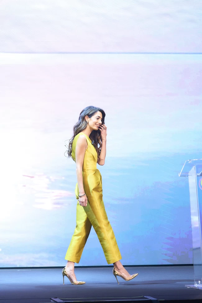 Golden girl η Αμάλ Κλούνεϊ: Η συγκλονιστική εμφάνιση με χρυσό jumpsuit και hot χρυσές γόβες