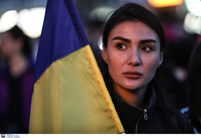 κοπελα με σημαια Ουκρανιας