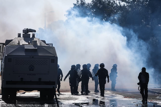 Επεισόδια στο Μαρούσι: Καταγγελία για τραυματισμό πυροσβέστη από κρότου λάμψης των ΜΑΤ