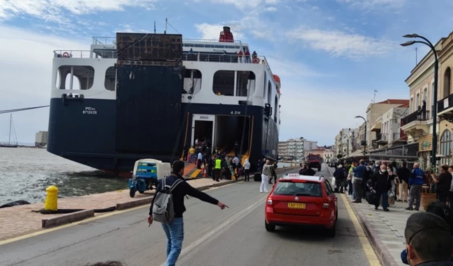 Χίος: Έδεσε στο λιμάνι το "Νήσος Σάμος" - Είχε κολλήσει στα αβαθή [εικόνες - βίντεο]