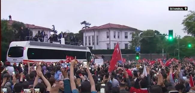 Με τραγούδι ευχαρίστησε τους υποστηρικτές του ο Ερντογάν