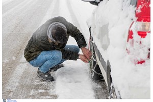 Αυτοκίνητο: Τα χειμερινά ελαστικά φρενάρουν καλύτερα σε σχέση με τα ασφάλτινα ελαστικά με αντιολισθητικές αλυσίδες