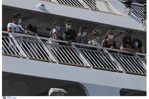 Σύνταγμα: Στο Δαφνί με βαριά ψυχολογικά ο "άγγελος του Θεού" που πήγε με καραμπίνα έξω από την Βουλή - εικόνα 2