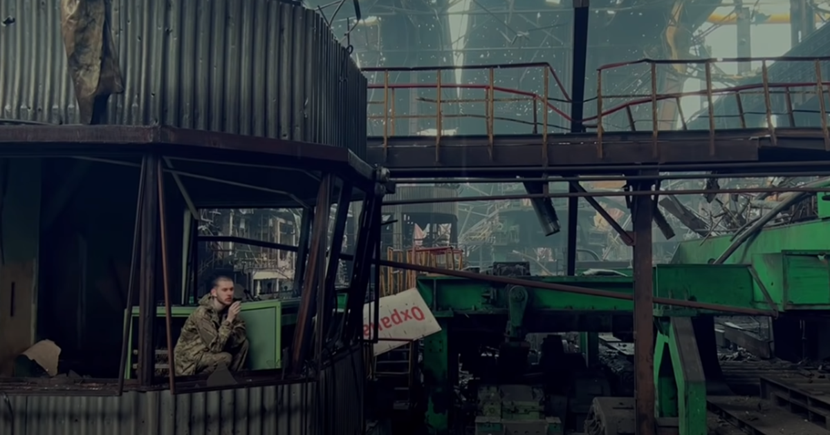 Πόλεμος στην Ουκρανία: Η ζωή επιστρέφει στην κατεστραμμένη Μαριούπολη - Χωρίς νερό αλλά με τον... Πούτιν σε γιγαντοοθόνες - εικόνα 6