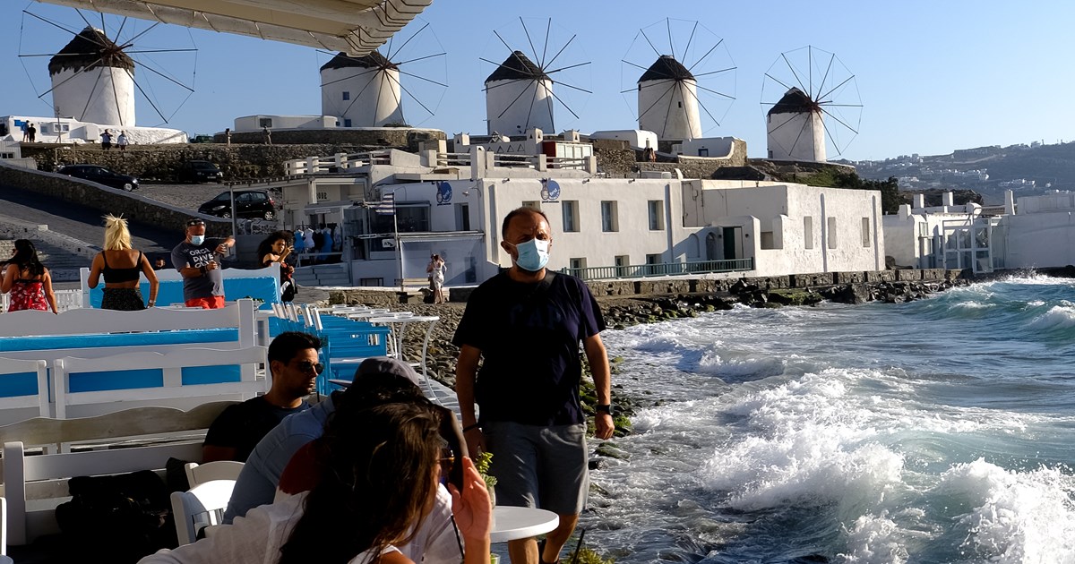 Σχοινούσα: Viral ο 89χρονος ψαράς που χορεύει σε νησιώτικο γλέντι με την εγγονή του - Στη γιορτή της φάβας - εικόνα 2