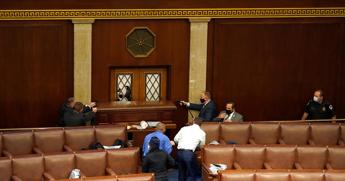 Η φωτογραφία που σόκαρε τον κόσμο: Εβγαλαν τα όπλα μέσα στο Καπιτώλιο