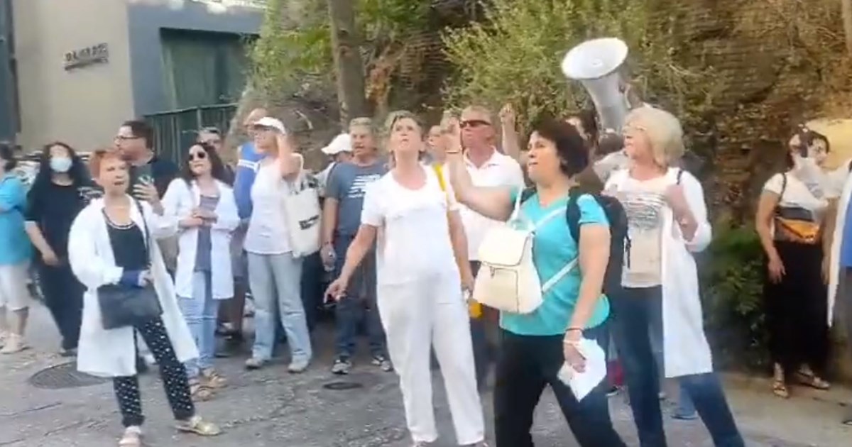 Συνελήφθησαν οι 38 ανεμβολίαστοι υγειονομικοί που διαδήλωσαν έξω από το σπίτι του Κυριάκου Μητσοτάκη - εικόνα 2