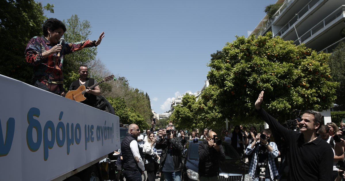 Η Άλκηστις Πρωτοψάλτη τραγουδά πάνω σε φορτηγό - "Καντάδα" στον ...