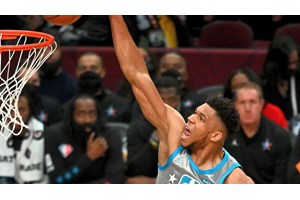 Όταν ο Γιάννης Αντετοκούνμπο έκανε χειραψία με τον Μάικλ Τζόρνταν: "Έπαθα σοκ όταν τον είδα"