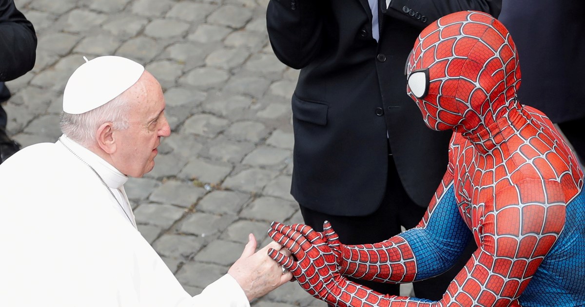 Βατικανό: Επίμονο αγόρι κλέβει την παράσταση στην ακρόαση του Πάπα  - To δώρο του Φραγκίσκου [Βίντεο] - εικόνα 4