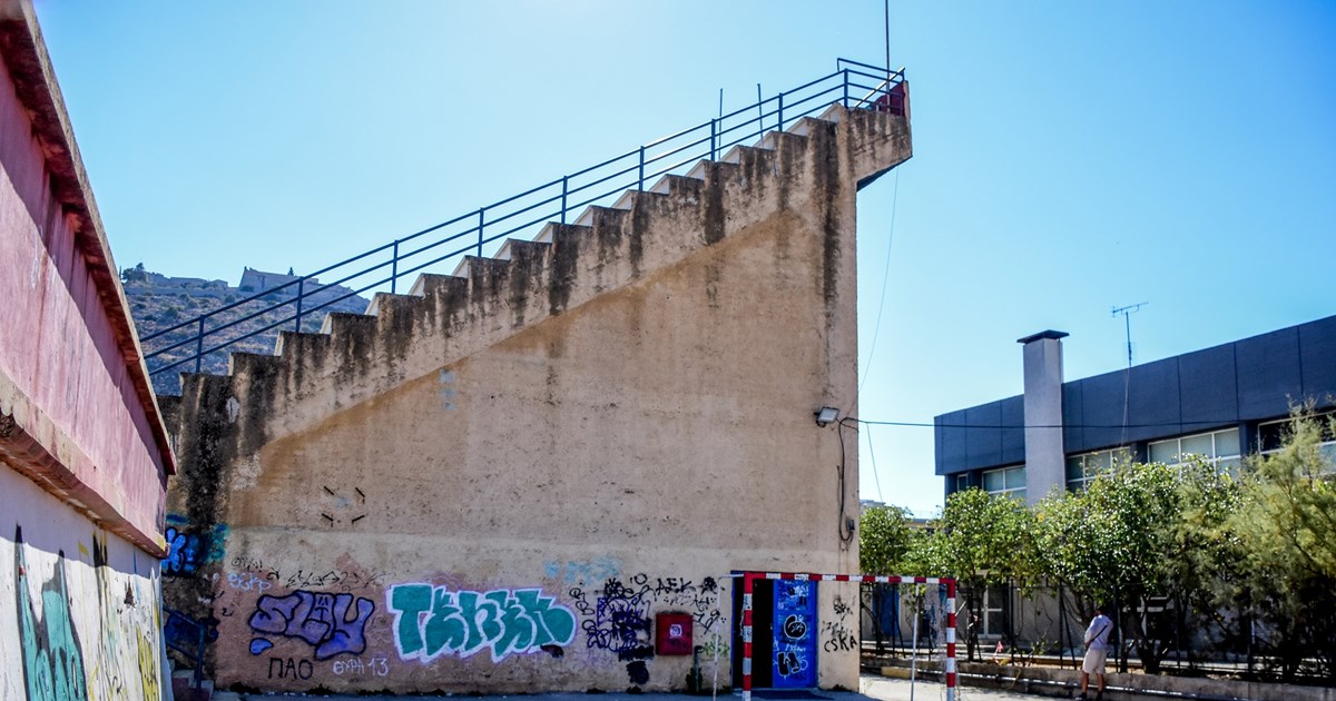 Πένθος στο Ναύπλιο: Συντετριμμένοι οι γονείς στην κηδεία του 14χρονου - Εκατοντάδες μαθητές δίπλα από το λευκό φέρετρο - εικόνα 15