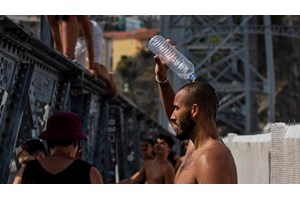 Κορυφώνεται το κύμα καύσωνα στην Ευρώπη: Ακραίες θερμοκρασίες 45 βαθμών στην Ισπανία - Η σειρά της Γαλλίας - εικόνα 2