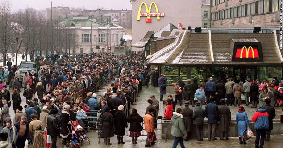 Ρωσία: Κολοσσοί της διεθνούς αγοράς αποχωρούν οριστικά - Κλείνουν όλα τα Mc Donald's - Ενα ρούβλι πουλήθηκε η Renault