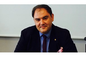 Προειδοποίηση Μόσιαλου για άρση μέτρων: Σε καμία περίπτωση δεν βγάζουν τη μάσκα οι άνω των 60 ετών