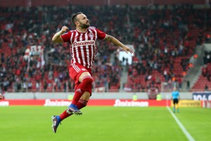 Στο "φιλικό ειρήνης" Ολυμπιακού - Σαχτάρ ο Δένδιας με τον Ουκρανό πρέσβη