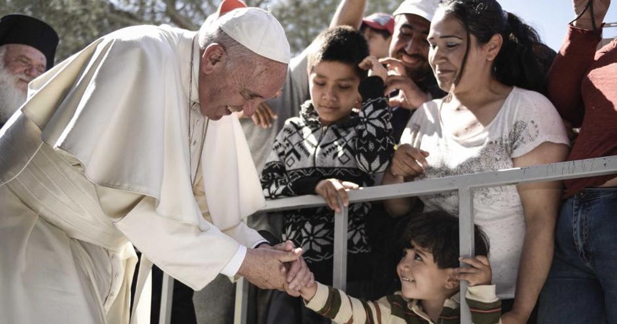 Βατικανό: Επίμονο αγόρι κλέβει την παράσταση στην ακρόαση του Πάπα  - To δώρο του Φραγκίσκου [Βίντεο] - εικόνα 2