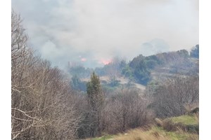 Πυρκαγιά σε μάντρα αυτοκινήτων στον Ασπρόπυργο