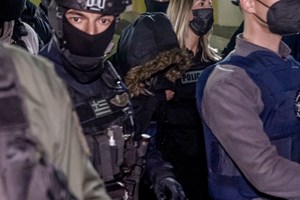 Πώς έπνιξαν τα παιδιά της Πάτρας: Τη Μαλένα με το χέρι, την Ίριδα με το πανάκι