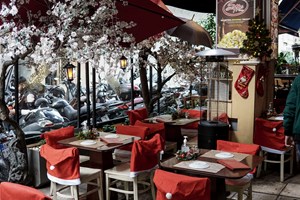 Αντιδρούν οι επιχειρηματίες της εστίασης στα νέα μέτρα: Βροχή οι ακυρώσεις - "Είναι σαν μνημόσυνο χωρίς μουσική"