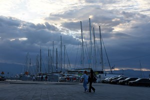 Meteo: Μικρή άνοδος της θερμοκρασίας και ισχυροί άνεμοι τη Δευτέρα