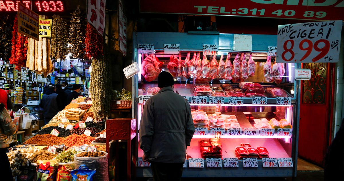 Tουρκικά ΜΜΕ για την ακρίβεια: Τούρκοι αγοράζουν σάπια λαχανικά και μπαγιάτικο ψωμί