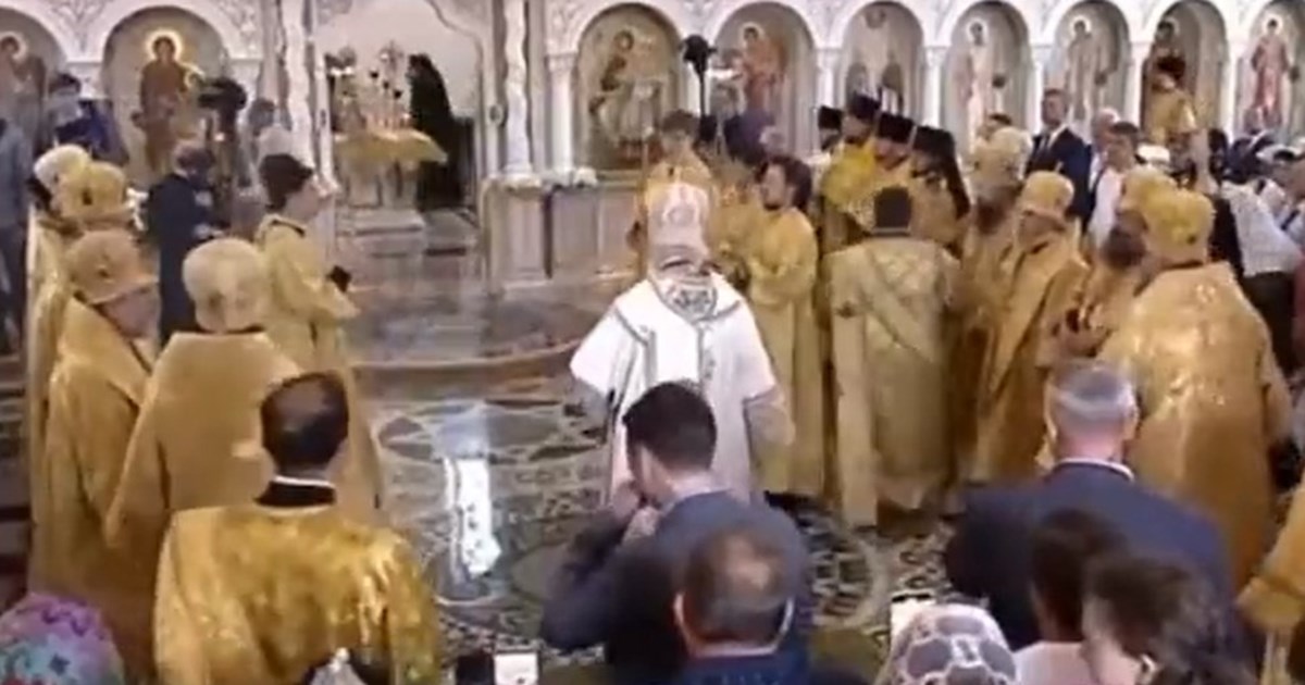 Ατύχημα για τον Πατριάρχη Μόσχας Κύριλλο: Γλίστρησε και έπεσε την ώρα της λειτουργίας [βίντεο]