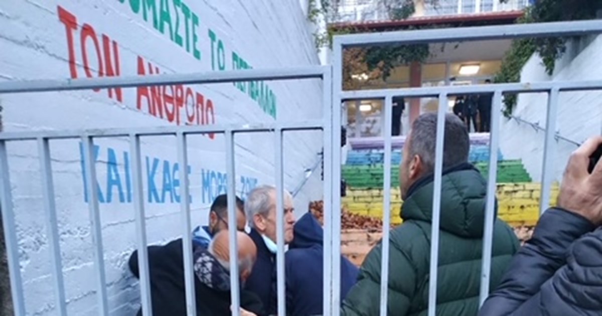 Θεματοφύλακες του Συντάγματος: Τους απαγορεύθηκε να πλησιάζουν σχολείο σε απόσταση 500 μέτρων