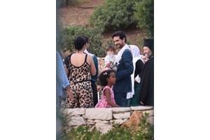 Ορφέας Αυγουστίδης - Γεωργία Κρασσά: Η ώρα που ντύνουν τον γαμπρό και το "δώρο" της Μαρίας Τζομπανάκη [Εικόνες-Βίντεο]