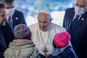 Ο Πάπας Φραγκίσκος υποδέχθηκε προσφυγόπουλο από τη Λέσβο, στο Βατικανό