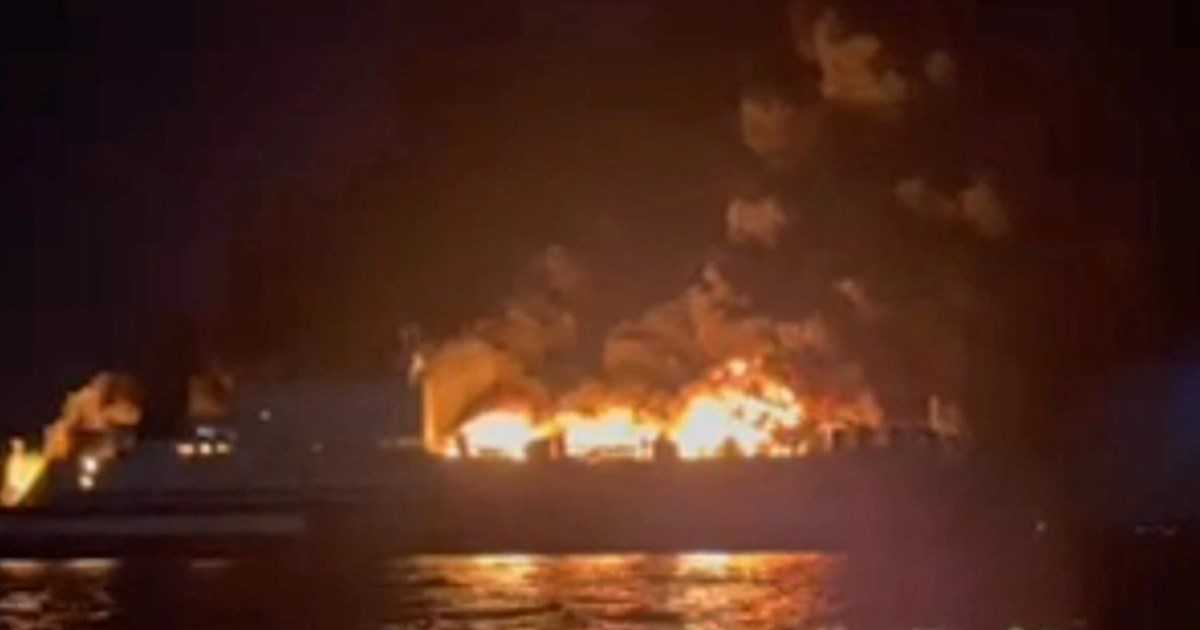 Φωτιά σε πλοίο: Στο νοσοκομείο Κέρκυρας ο επιβάτης με αναπνευστικά προβλήματα [εικόνες] - εικόνα 2