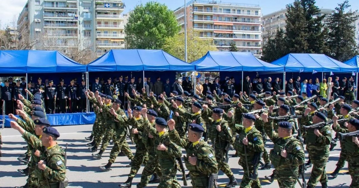 Θεσσαλονίκη: Τα δελφίνια του Θερμαϊκού μαγνήτισαν τα βλέμματα λίγο πριν την παρέλαση για την 28η Οκτωβρίου [βίντεο]