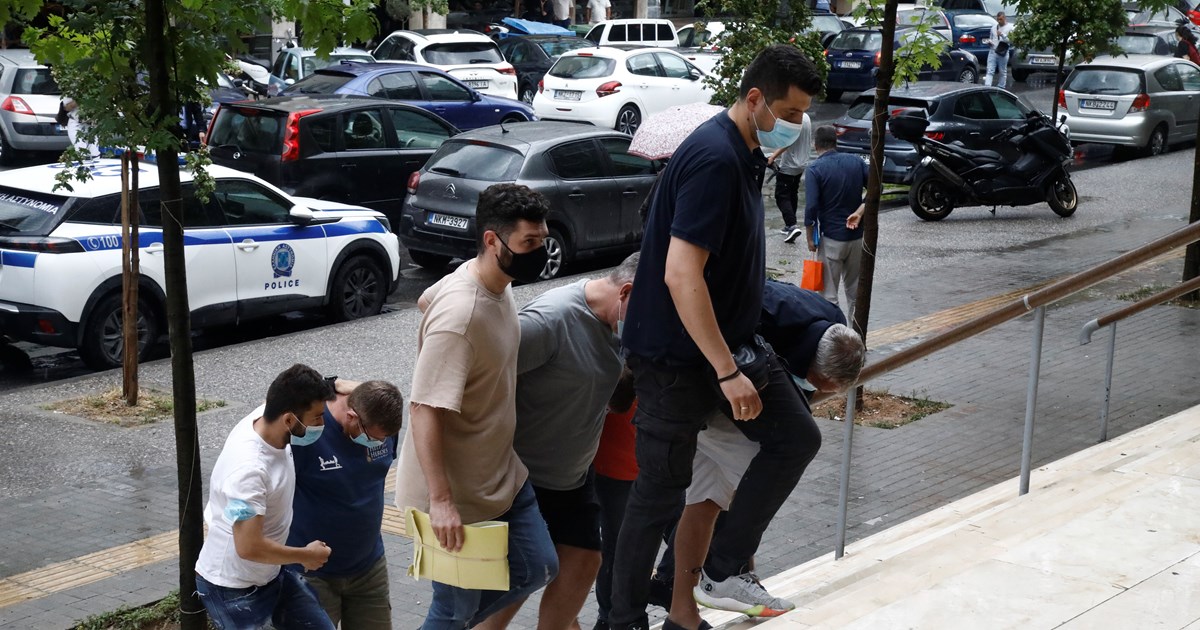 Θεσσαλονίκη: Λαμαρίνα από εργοτάξιο του μετρό ξεκόλλησε λόγω δυνατών ανέμων και χτύπησε άνδρα στο κεφάλι