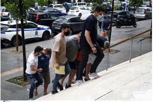 Θεσσαλονίκη: Λαμαρίνα από εργοτάξιο του μετρό ξεκόλλησε λόγω δυνατών ανέμων και χτύπησε άνδρα στο κεφάλι