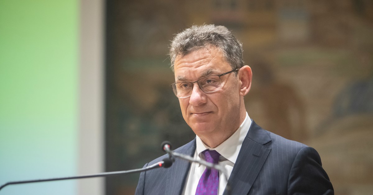Άλμπερτ Μπουρλά: Σε δύσκολη θέση ο ισχυρός άνδρας της Pfizer - Ποιοι θέλουν "το κεφάλι του" μετά τη βουτιά στα κέρδη