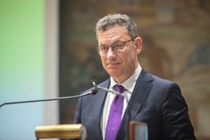 Άλμπερτ Μπουρλά: Σε δύσκολη θέση ο ισχυρός άνδρας της Pfizer - Ποιοι θέλουν "το κεφάλι του" μετά τη βουτιά στα κέρδη