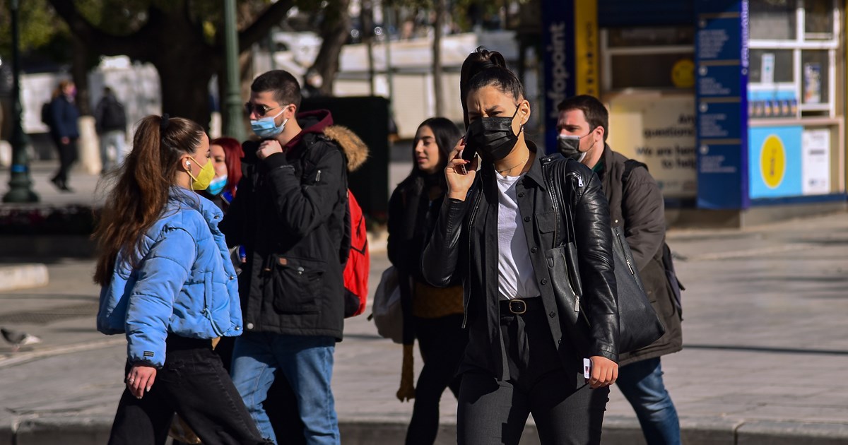 Συνεδριάζουν οι λοιμωξιολόγοι για τη μάσκα στους εξωτερικούς χώρους - Πότε θα καταργηθεί