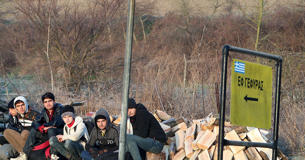 Τρομακτικό τροχαίο στη Ροδόπη με ένα νεκρό και 16 τραυματίες - Χτύπησε σε περίφραξη και ανατράπηκε - εικόνα 2