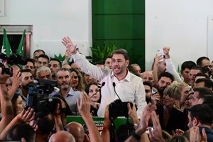 Δημοσκόπηση MRB: Ηγέτης της αντιπολίτευσης ο Ανδρουλάκης - Πώς κρίνουν οι "γαλάζιοι" ψηφοφόροι τη στάση Σαμαρά-Καραμανλή