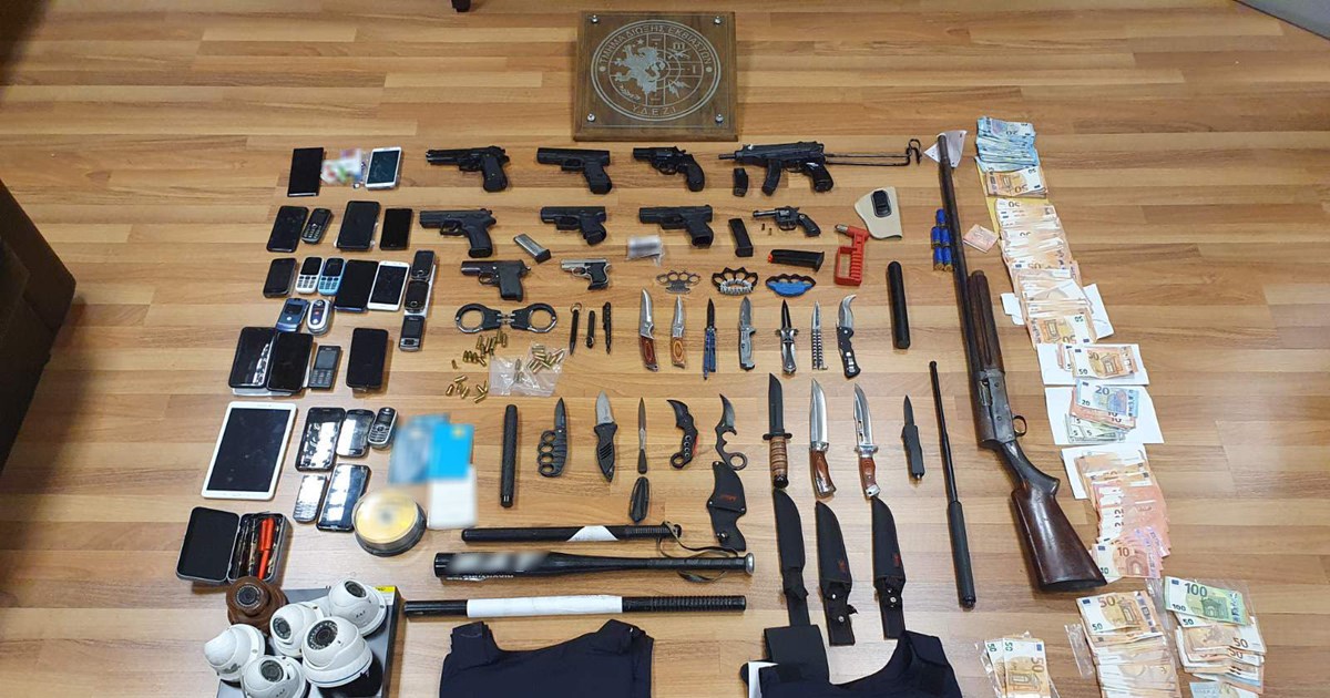 Νίκος Βέρτης και Θέμης Αδαμαντίδης μάρτυρες στη δίκη των ¨Μπράβων του Πειραιά"  [εικόνες - βίντεο]