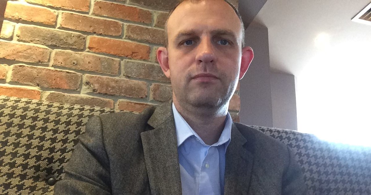 Επεισόδιο Χαρακόπουλου με Ρώσο βουλευτή: Τον επέπληξε για το προκλητικό μπλουζάκι με το "Ζ"