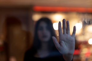 Επεισοδιακή καταδίωξη στη Δυτική Αχαΐα: Πετούσε ναρκωτικά από το παράθυρο και συνελήφθη μέσα στη... θάλασσα