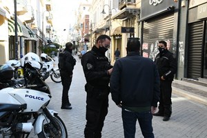 Μαχαιρώματα στο Πόρτο Ράφτη: Η άγρια συμπλοκή νεαρών στην Ερωτοσπηλιά - Το αλκοόλ, ένα κορίτσι και η μπάλα - εικόνα 2